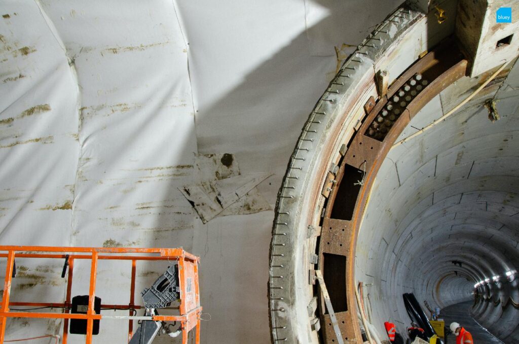 Installation of VLDPE Tunnel Liner membrane to a cross passage