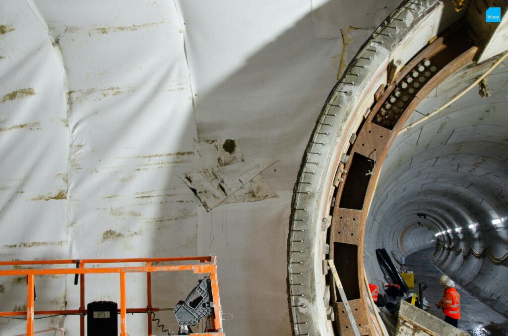 Installation of VLDPE Tunnel Liner membrane to a cross passage