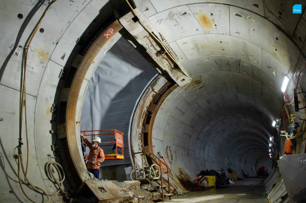 Installation of VLDPE Tunnel Liner membrane to a cross passage