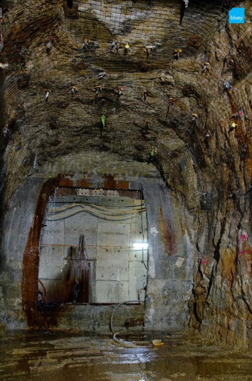 Installation of VLDPE Tunnel Liner membrane to a cross passage