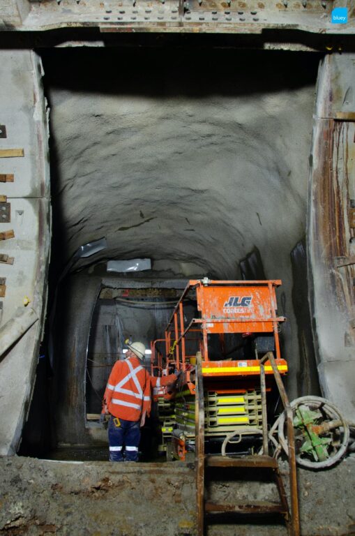 Installation of VLDPE Tunnel Liner membrane to a cross passage