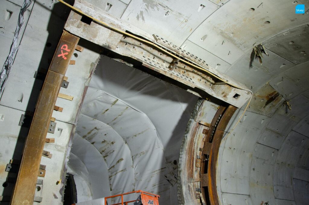 Installation of VLDPE Tunnel Liner membrane to a cross passage