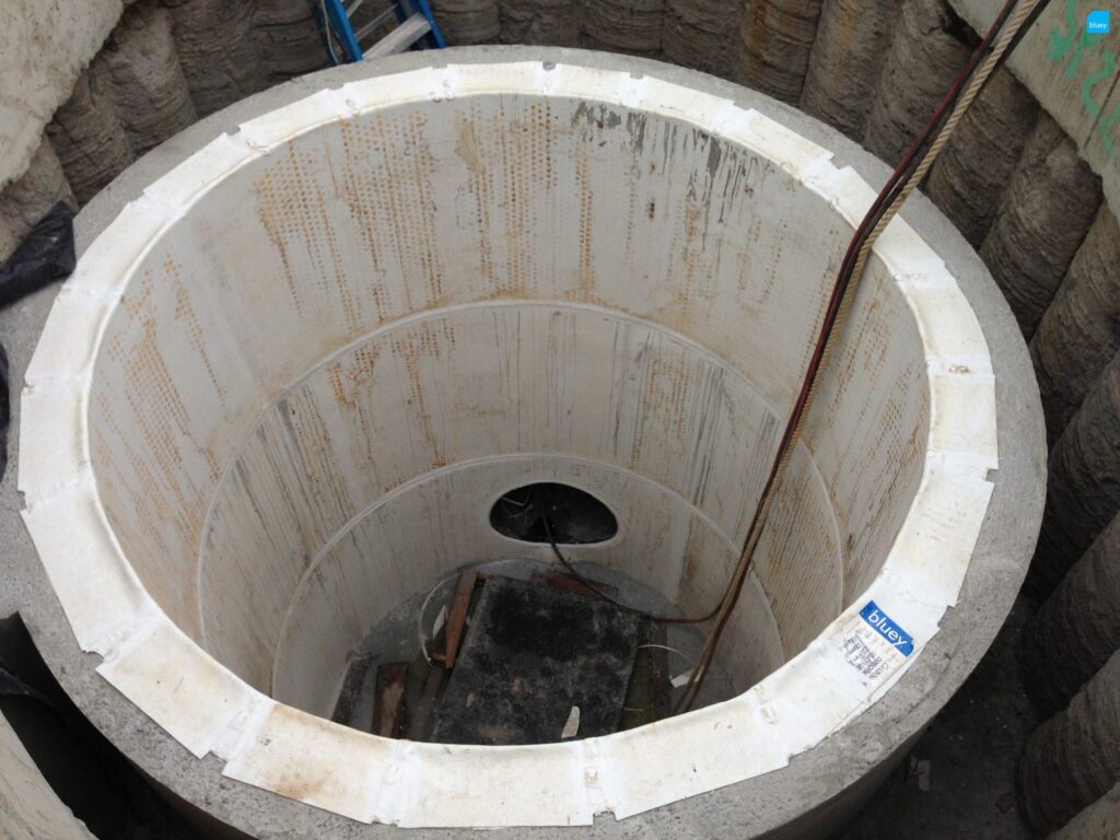 Sewer Manhole Lining with BluSeal AKS