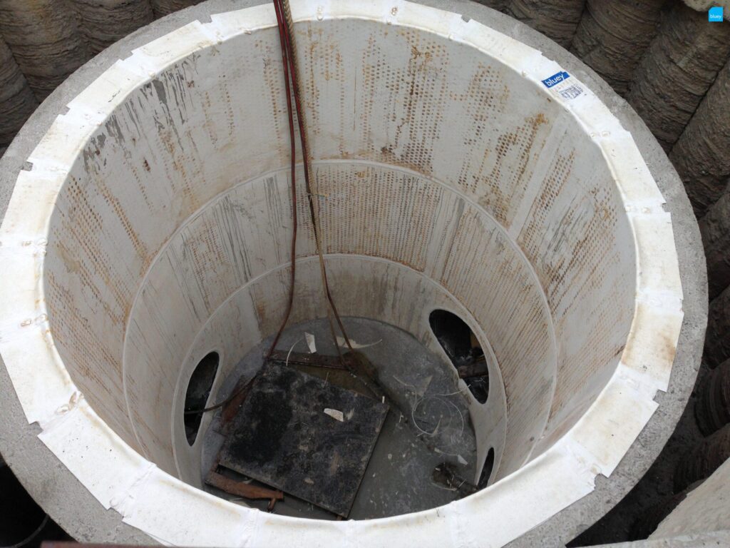 Sewer Manhole Lining with BluSeal AKS